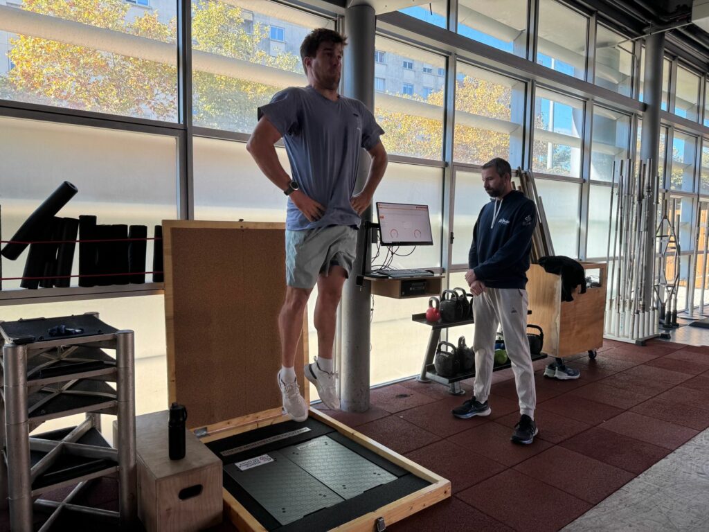Tests physiques de Pierre Mortefon sur plateforme de force avec son préparateur physique Romaric Linares